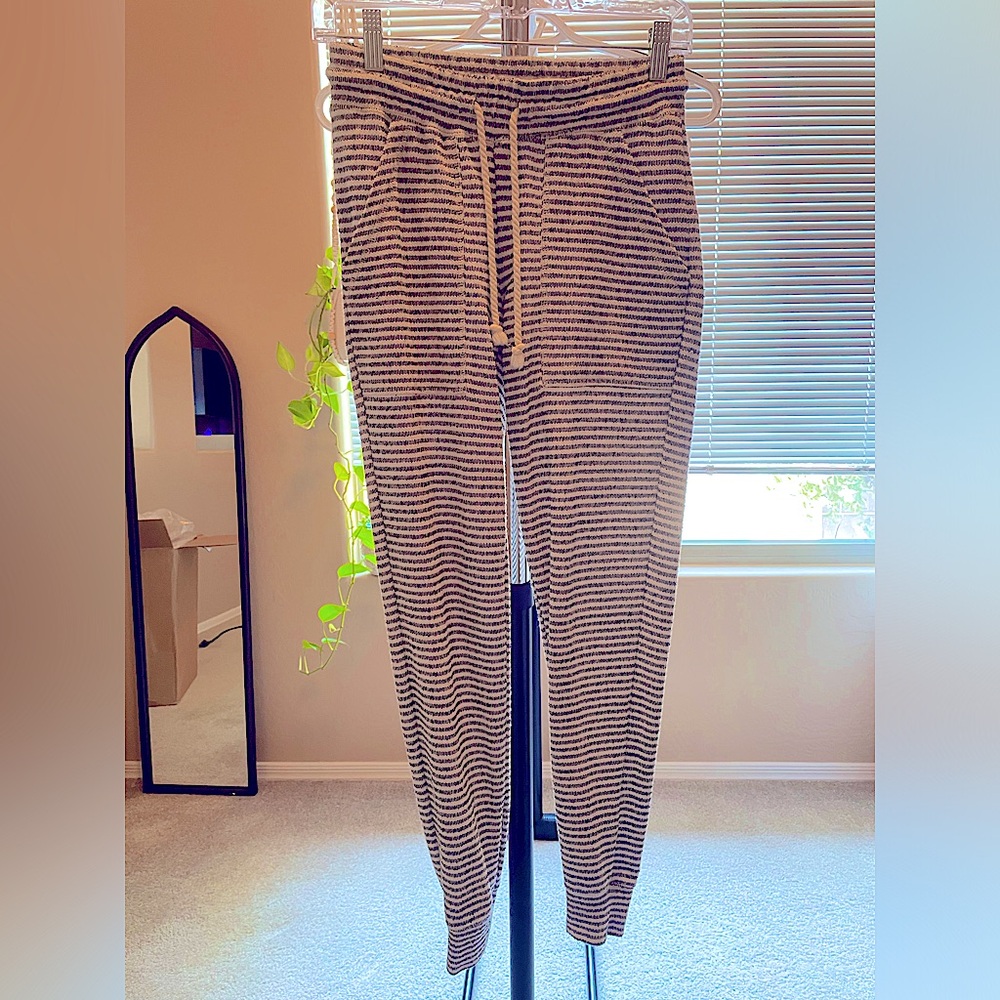 Billabong striped joggers purchased at Evereve. Sz XS. White & Dark blue…